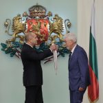 Präsident Rumen Radev verleiht Dr. Ingo-Endrick Lankau die Ehrung Madara Konnik