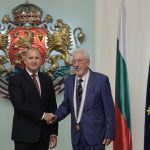 Präsident Rumen Radev gratuliert Dr. Ingo-Endrick Lankau nach der Ehrung mit dem Madara Konnik