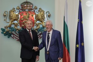 Präsident Rumen Radev gratuliert Dr. Ingo-Endrick Lankau nach der Ehrung mit dem Madara Konnik